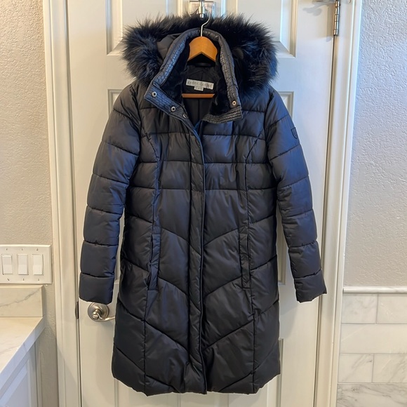 Gorgeous Goose Down Coat with fur hood - Picture 1 of 8